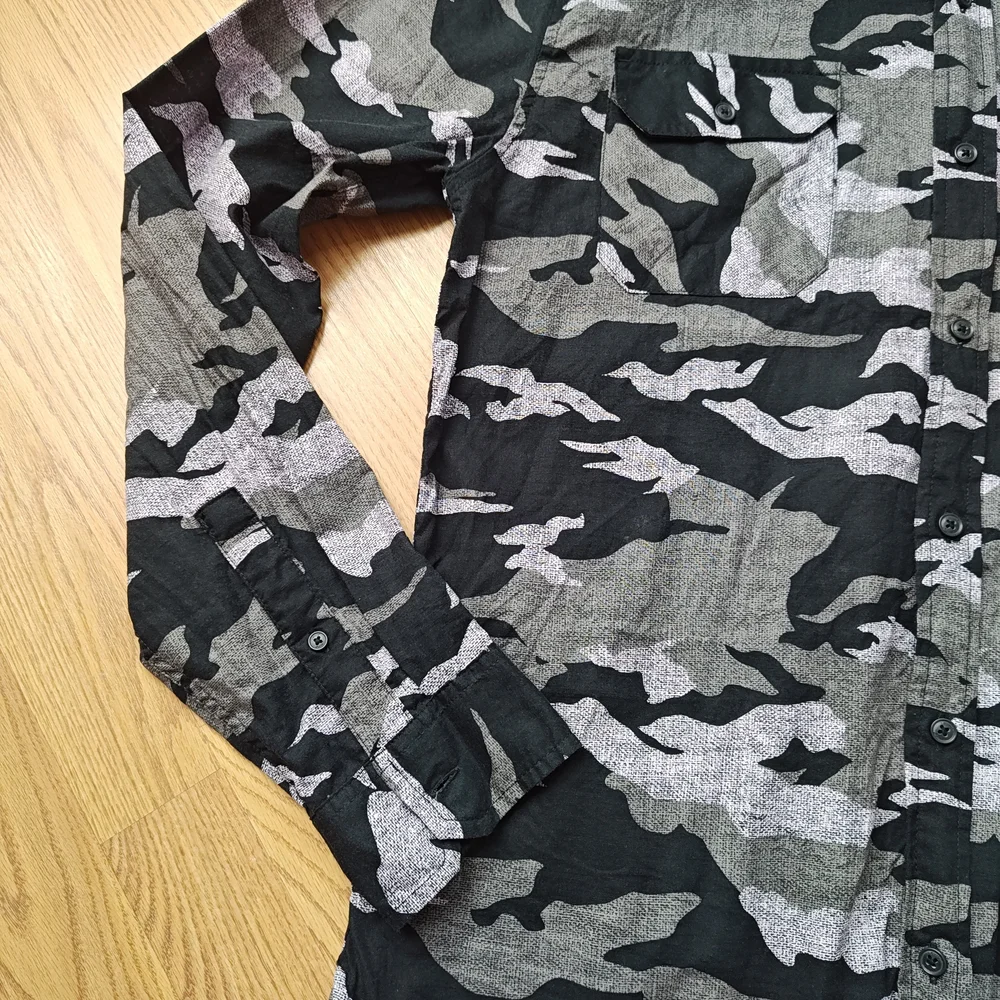 Levi's Men's Black Gray Camouflage Button-up Long Sleeve Shirt